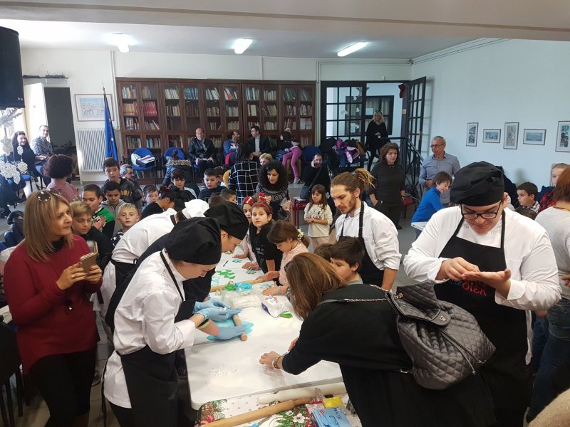 Ο Σύλλογος Γονέων και Κηδεμόνων του Δημοτικού Σχολείου Ιωλκού ευχαριστεί θερμά το ΙΙΕΚ Δήμου Βόλου για τη πολύτιμη βοήθεια του στο χριστο