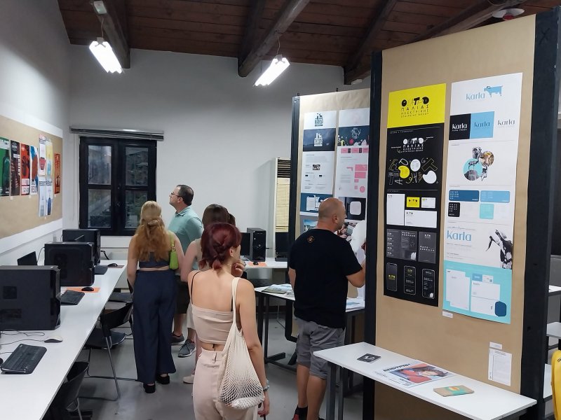 Ετήσια έκθεση σπουδαστικών εργασιών του ΙΙΕΚ της ΚΕΚΠΑ-ΔΙΕΚ του Δήμου Βόλου . Κάθε Ιούνιο πραγματοποιείται μια ‘γιορτή’ στο ΙΙΕΚ Δήμου Βό