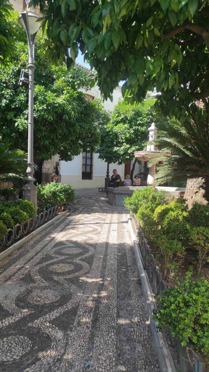 Ομάδα σπουδαστών του τμήματος Κοσμήματος του Ι.Ι.Ε.Κ Δήμου Βόλου, συνοδευόμενη από μια εκπαιδεύτρια και τη Διευθύντρια, επισκέφτηκαν την