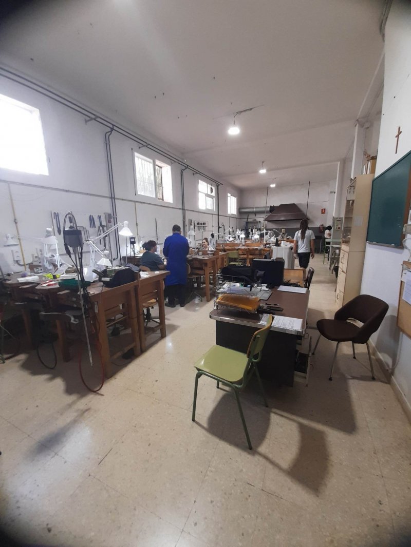 Ομάδα σπουδαστών του τμήματος Κοσμήματος του Ι.Ι.Ε.Κ Δήμου Βόλου, συνοδευόμενη από μια εκπαιδεύτρια και τη Διευθύντρια, επισκέφτηκαν την