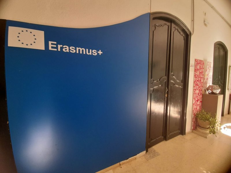 Ομάδα σπουδαστών του τμήματος Κοσμήματος του Ι.Ι.Ε.Κ Δήμου Βόλου, συνοδευόμενη από μια εκπαιδεύτρια και τη Διευθύντρια, επισκέφτηκαν την