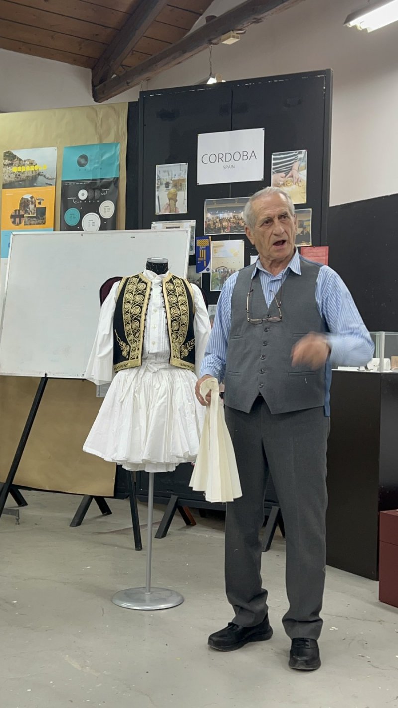 Παρουσίαση - σεμινάριο Παραδοσιακής Φορεσιάς στην ΙΣΑΕΚ ( ΙΙΕΚ ) Δήμου Βόλου. Την Τετάρτη 24/4 το απόγευμα στο χώρο της Σχολής, πραγματοποιήθ
