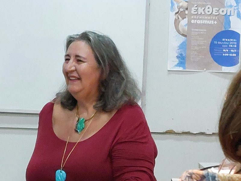 Διάλεξη για τη Γλυπτογραφία σε Πολύτιμους Λίθους, από την Γλύπτρια Ελένη Σέρρας-Ηerman στην Ι.Σ.Α.Ε.Κ Δήμου Βόλου. Με ιδιαίτερη συγκίνηση
