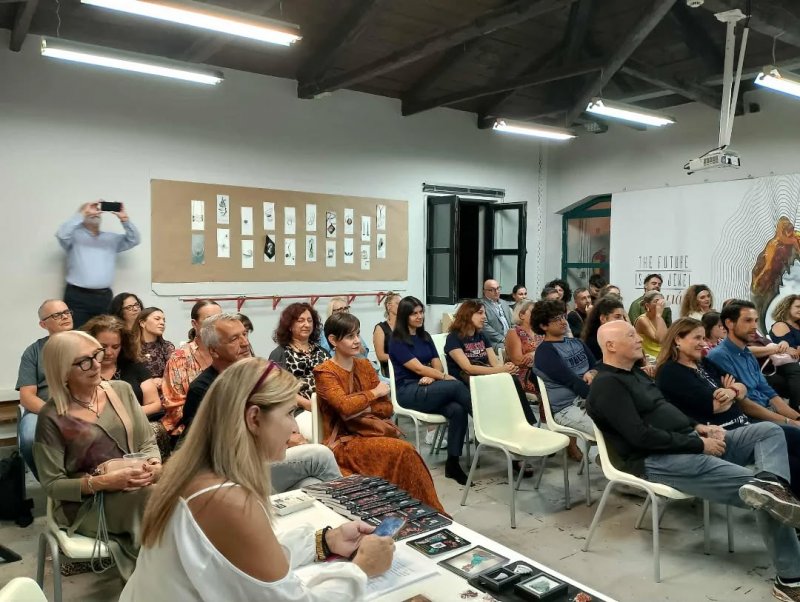 Διάλεξη για τη Γλυπτογραφία σε Πολύτιμους Λίθους, από την Γλύπτρια Ελένη Σέρρας-Ηerman στην Ι.Σ.Α.Ε.Κ Δήμου Βόλου. Με ιδιαίτερη συγκίνηση