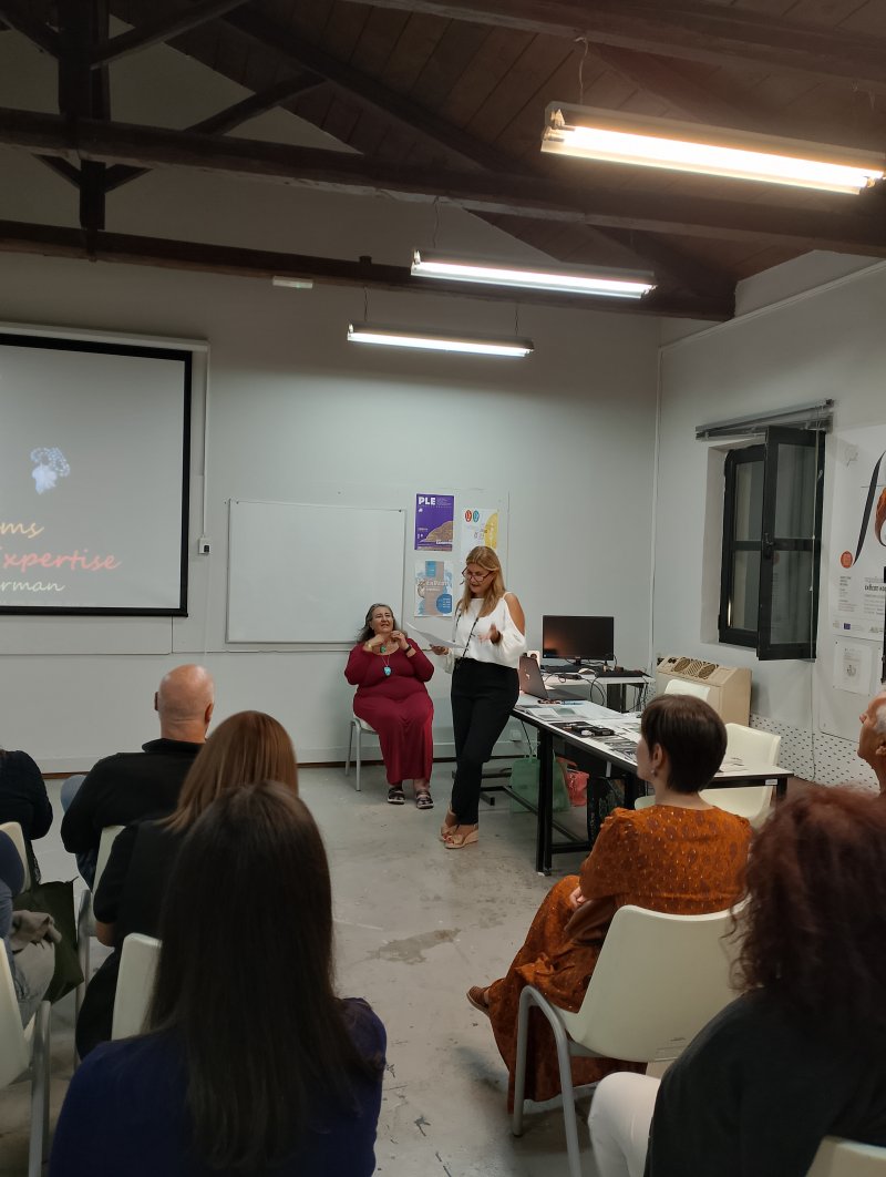 Διάλεξη για τη Γλυπτογραφία σε Πολύτιμους Λίθους, από την Γλύπτρια Ελένη Σέρρας-Ηerman στην Ι.Σ.Α.Ε.Κ Δήμου Βόλου. Με ιδιαίτερη συγκίνηση