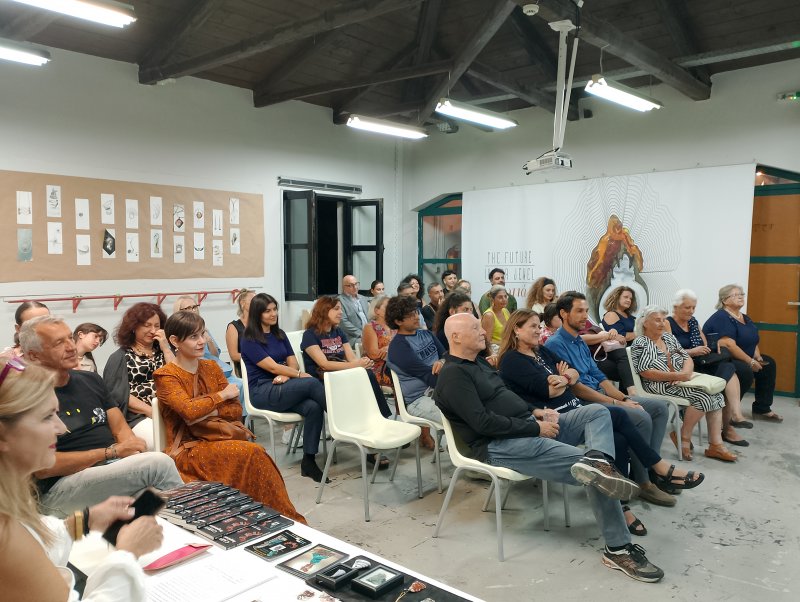 Διάλεξη για τη Γλυπτογραφία σε Πολύτιμους Λίθους, από την Γλύπτρια Ελένη Σέρρας-Ηerman στην Ι.Σ.Α.Ε.Κ Δήμου Βόλου. Με ιδιαίτερη συγκίνηση