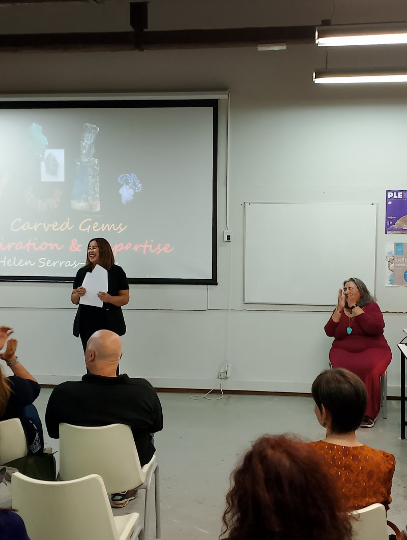 Διάλεξη για τη Γλυπτογραφία σε Πολύτιμους Λίθους, από την Γλύπτρια Ελένη Σέρρας-Ηerman στην Ι.Σ.Α.Ε.Κ Δήμου Βόλου. Με ιδιαίτερη συγκίνηση