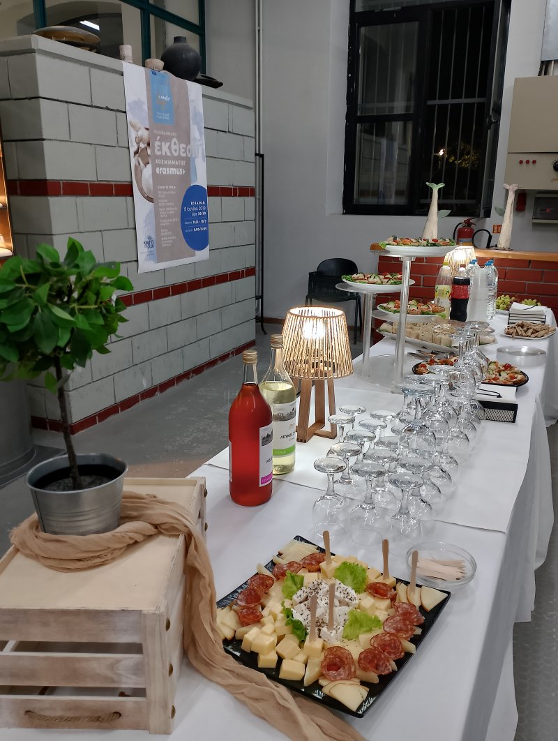 Διάλεξη για τη Γλυπτογραφία σε Πολύτιμους Λίθους, από την Γλύπτρια Ελένη Σέρρας-Ηerman στην Ι.Σ.Α.Ε.Κ Δήμου Βόλου. Με ιδιαίτερη συγκίνηση