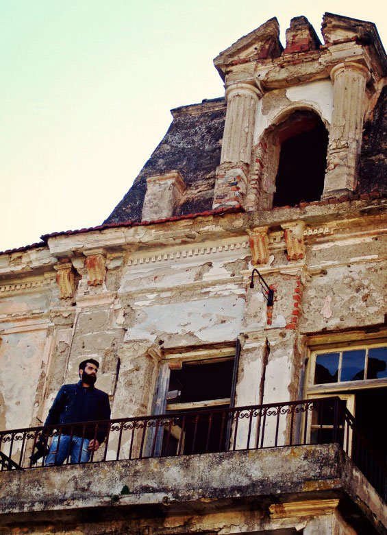 Φωτογραφίζοντας το στοιχειωμένο αρχοντικό Κοντού στα Λεχώνια