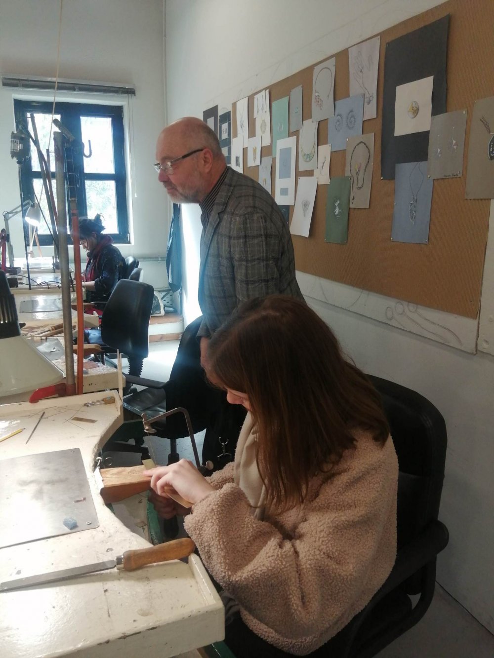Σπουδάστριες της Janis Rosentals art school της Λετονίας και Καθηγητής τους, στο ΙΙΕΚ της ΚΕΚΠΑ – ΔΙΕΚ Δήμου Βόλου, με Erasmus+ project.
