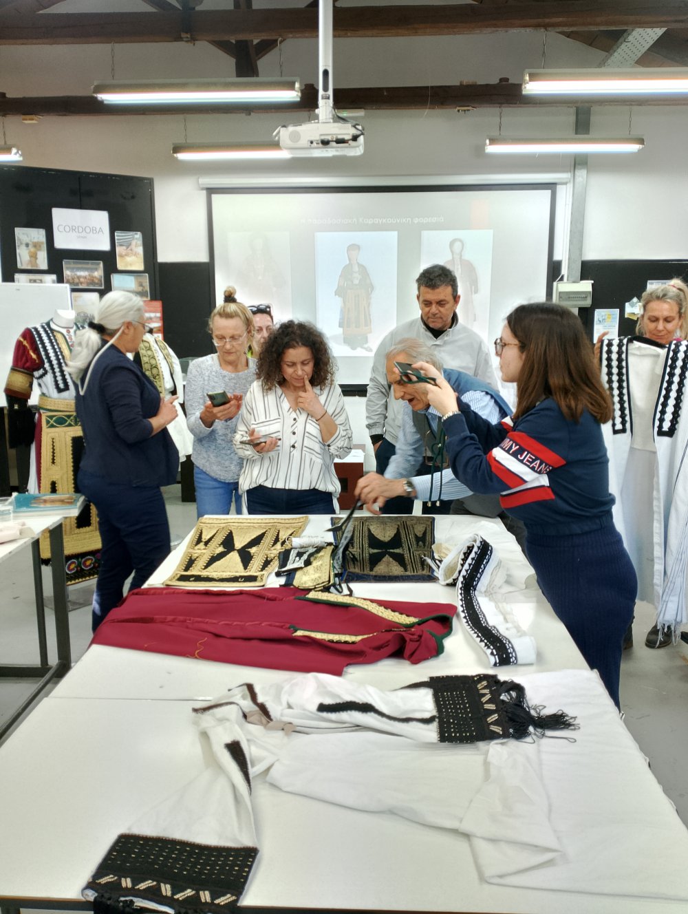 Παρουσίαση - σεμινάριο Παραδοσιακής Φορεσιάς στην ΙΣΑΕΚ ( ΙΙΕΚ ) Δήμου Βόλου