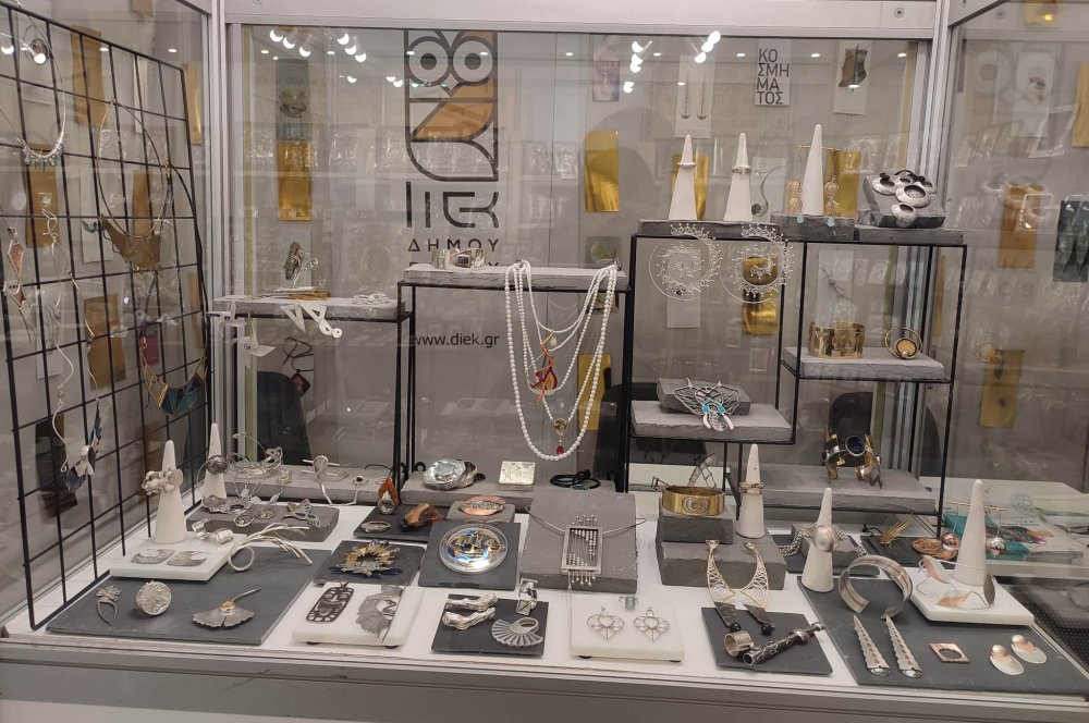ΕΠΙΣΚΕΨΗ ΟΜΑΔΑΣ ΤΟΥ ΟΙΚΟΥ ΚΟΣΜΗΜΑΤΩΝ BVLGARI ΣΤΗΝ Ι.Σ.Α.Ε.Κ       ΔΗΜΟΥ ΒΟΛΟΥ (ΠΡΩΗΝ Ι.Ι.Ε.Κ ΔΗΜΟΥ ΒΟΛΟΥ) - ΑΠΟΝΟΜΗ ΥΠΟΤΡΟΦΙΩΝ ΣΕ  ΑΠΟΦΟΙΤΟΥΣ & ΣΠ�